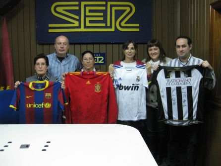Las camisetas de los equipos de fútbol que se sorteaban durante el maratón Las camisetas de los equipos de fútbol que se sorteaban durante el maratón