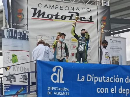 Joel Valero en lo más alto del podio Joel Valero en lo más alto del podio
