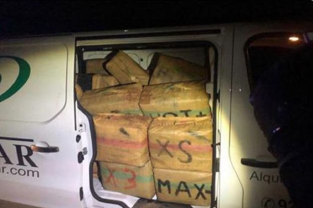 La droga ocupaba toda la parte trasera de la furgoneta. La droga ocupaba toda la parte trasera de la furgoneta.