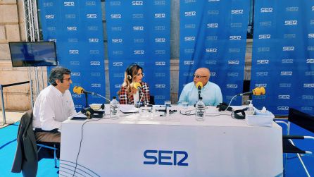 De izquierda a derecha: José Antonio Moreno, jubilado del Servicio de Aguas de Cartagena; Nazaret Navarro, presentadora, y Jaime Olmo, Director de Innovación y Digitalización Operativa, De izquierda a derecha: José Antonio Moreno, jubilado del Servicio de Aguas de Cartagena; Nazaret Navarro, presentadora, y Jaime Olmo, Director de Innovación y Digitalización Operativa,