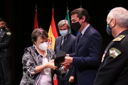 El alcalde de Córdoba, José María Bellido, entrega el reconocimiento concedido por la Policía Local de Córdoba a la subdelegada del gobierno, Rafaela Valenzuela El alcalde de Córdoba, José María Bellido, entrega el reconocimiento concedido por la Policía Local de Córdoba a la subdelegada del gobierno, Rafaela Valenzuela