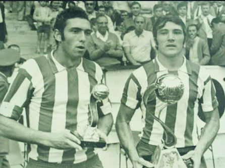 Quini junto a Churruca. Quini junto a Churruca.