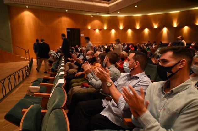 Público en la ceremonia por los voluntarios de la pandemia de Linares. Público en la ceremonia por los voluntarios de la pandemia de Linares.