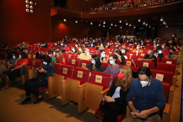 Público asistente a la clausura. Público asistente a la clausura.