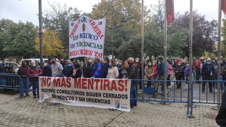 Concentración ante la sede de la Junta de Castilla y León Concentración ante la sede de la Junta de Castilla y León