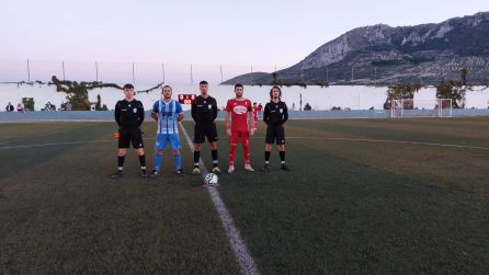 Trío arbitral y capitanes de ambos equipos, tras el sorteo de campos Trío arbitral y capitanes de ambos equipos, tras el sorteo de campos