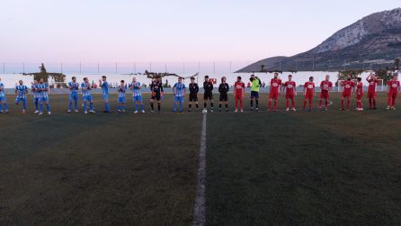 Los dos equipos y el trío arbitral, en el saludo inicial Los dos equipos y el trío arbitral, en el saludo inicial