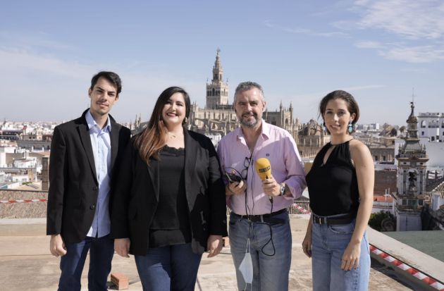 Manuel Navarro Bracho, Carolina de Alba, Paco García y Diana Larios desde el tejado del Maestranza Manuel Navarro Bracho, Carolina de Alba, Paco García y Diana Larios desde el tejado del Maestranza