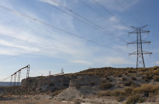Construcción de la conocida como 'gran autopista eléctrica' entre Atarfe y Baza (Granada), en el término de Cortes de Baza Construcción de la conocida como 'gran autopista eléctrica' entre Atarfe y Baza (Granada), en el término de Cortes de Baza