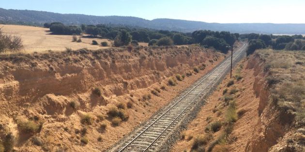 El servicio ferroviario se ha sustituido por una línea de autobús. El servicio ferroviario se ha sustituido por una línea de autobús.