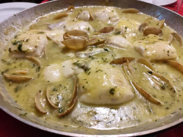 Cazuela de merluza en salsa verde con almejas Cazuela de merluza en salsa verde con almejas