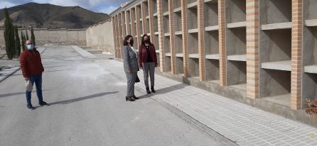 Visita a los nichos construidos en el Cementerio Municipal Visita a los nichos construidos en el Cementerio Municipal