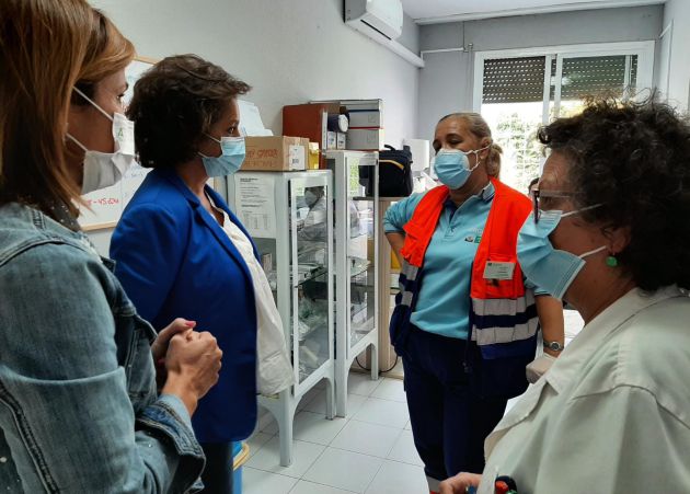 Lina García conversa con los sanitarios Lina García conversa con los sanitarios