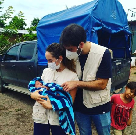 Cuidan un bebé durante su viaje de voluntariado Cuidan un bebé durante su viaje de voluntariado
