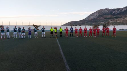 Saludo inicial de ambos equipos y trío arbitral Saludo inicial de ambos equipos y trío arbitral