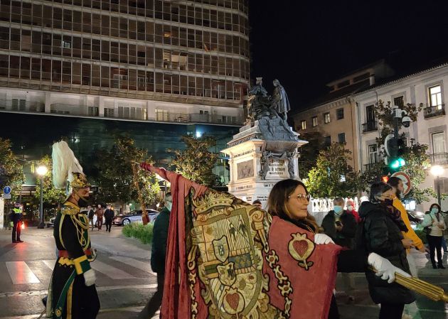 La concejala Lucía Garrido traslada el Estandarte Real desde la Alhambra hasta la Capilla Real en el día en el que se cumple el 500 aniversario del traslado, con el mismo itinerario, de los restos de los Reyes Católicos desde el entonces convento de San Francisco, hoy Parador de Turismo, hasta la Capilla Real de Granada que celebra, por tanto, su V Centenario La concejala Lucía Garrido traslada el Estandarte Real desde la Alhambra hasta la Capilla Real en el día en el que se cumple el 500 aniversario del traslado, con el mismo itinerario, de los restos de los Reyes Católicos desde el entonces convento de San Francisco, hoy Parador de Turismo, hasta la Capilla Real de Granada que celebra, por tanto, su V Centenario
