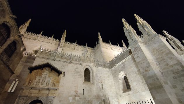 El día de su V Centenario la Capilla Real de Granada luce ya su nuevo iluminación exterior El día de su V Centenario la Capilla Real de Granada luce ya su nuevo iluminación exterior