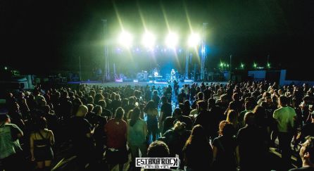 Actuación y público asistente de la última edición del Estaka Rock Festival celebrado en 2.019 Actuación y público asistente de la última edición del Estaka Rock Festival celebrado en 2.019