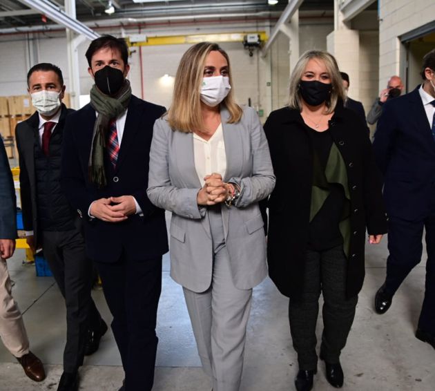 La consejera de Fomento de la Junta, en las cocheras del metro de Granada para anunciar su ampliación, con los alcaldes -a cada lado- de Churriana de la Vega y Las Gabias La consejera de Fomento de la Junta, en las cocheras del metro de Granada para anunciar su ampliación, con los alcaldes -a cada lado- de Churriana de la Vega y Las Gabias