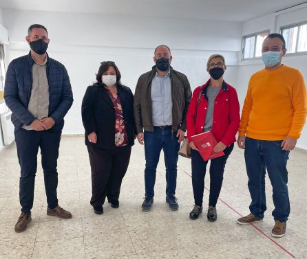Representantes de ADIJ Jódar y del Ayuntamiento de Bedmar en el aula cedida para desarrollo de las actividades Representantes de ADIJ Jódar y del Ayuntamiento de Bedmar en el aula cedida para desarrollo de las actividades