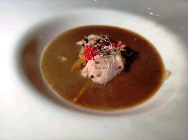 Crema de bogavante con su medallón, coral y tallarines de verduras Crema de bogavante con su medallón, coral y tallarines de verduras
