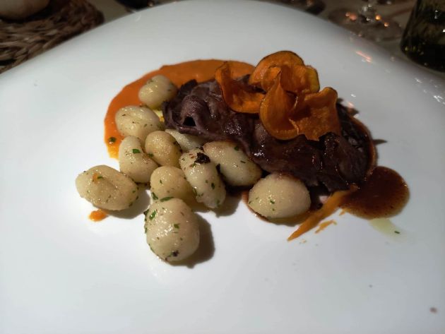 Lomo de venado marinado en oloroso con cremoso de boniato y ñoquis a la mantequilla tostada Lomo de venado marinado en oloroso con cremoso de boniato y ñoquis a la mantequilla tostada