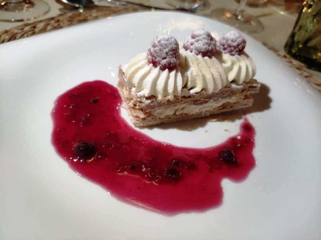 Milhojas de crema madame con geleé de frutos rojos Milhojas de crema madame con geleé de frutos rojos