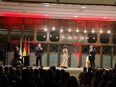 Momento del recital, Emilio Gutiérrez Caba, a la derecha Momento del recital, Emilio Gutiérrez Caba, a la derecha
