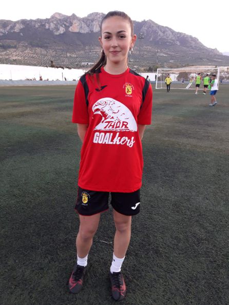 María López con la equipación del equipo cadete de la EMD Jódar María López con la equipación del equipo cadete de la EMD Jódar