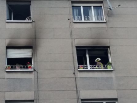 Los bomberos permanecían en el interior de la vivienda al final de la tarde Los bomberos permanecían en el interior de la vivienda al final de la tarde