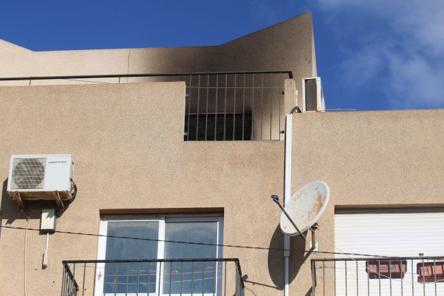 Estancia afectada por el fuego y en la que se encontraron los cuerpos sin vida de la mujer y sus hijos. Estancia afectada por el fuego y en la que se encontraron los cuerpos sin vida de la mujer y sus hijos.