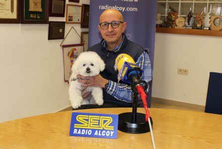 Joanfra Rozalén, en el estudio de Radio Alcoy con su perro Cotó Joanfra Rozalén, en el estudio de Radio Alcoy con su perro Cotó