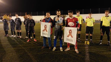 Momento en el que Cubi, capitán del Canena, lee el manifiesto, acompañado de Tufos, capitán del Jódar, y un directivo del Canena Momento en el que Cubi, capitán del Canena, lee el manifiesto, acompañado de Tufos, capitán del Jódar, y un directivo del Canena