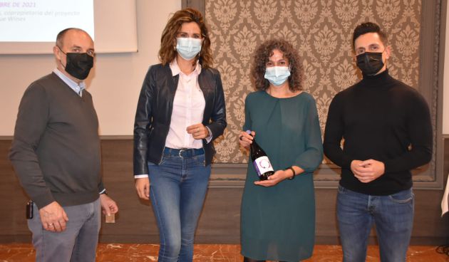 María José Fernández Llamas con una botella de Negre-T, acompañada, entre otros, por la alcaldesa de Archena, Patricia Fernández María José Fernández Llamas con una botella de Negre-T, acompañada, entre otros, por la alcaldesa de Archena, Patricia Fernández