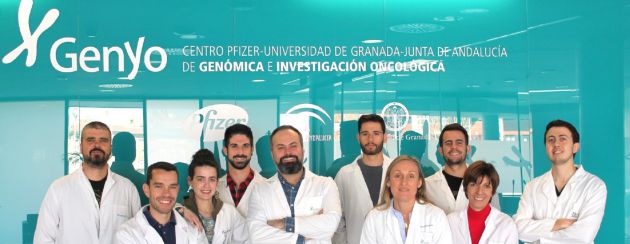 Pedro Medina Vico en el centro junto a su equipo de investigadores Pedro Medina Vico en el centro junto a su equipo de investigadores