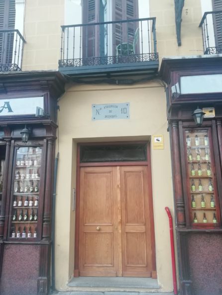Imagen de la fachada de calle de Santa Ana número 10, donde hasta hace cuatro años se ubicaba la placa homenaje a Clara Campoamor Imagen de la fachada de calle de Santa Ana número 10, donde hasta hace cuatro años se ubicaba la placa homenaje a Clara Campoamor