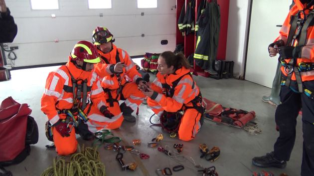 El equipo de bomberos prepara el equipo de rescate en altura El equipo de bomberos prepara el equipo de rescate en altura