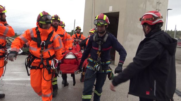 Simulacro de un rescate en un edificio de gran altura utilizando la torre de bomberos Simulacro de un rescate en un edificio de gran altura utilizando la torre de bomberos