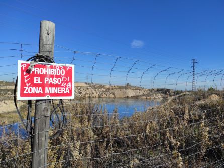 Una valla metálica impide el paso a la laguna de Ambroz Una valla metálica impide el paso a la laguna de Ambroz