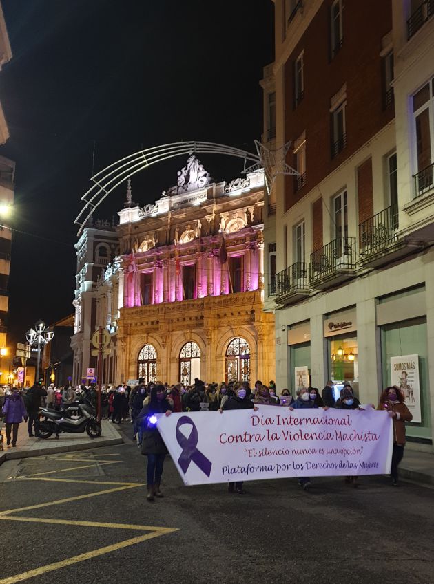 Manifestación del Día Contra la Violencia de Género a su paso por la calle Colón de Palencia Manifestación del Día Contra la Violencia de Género a su paso por la calle Colón de Palencia