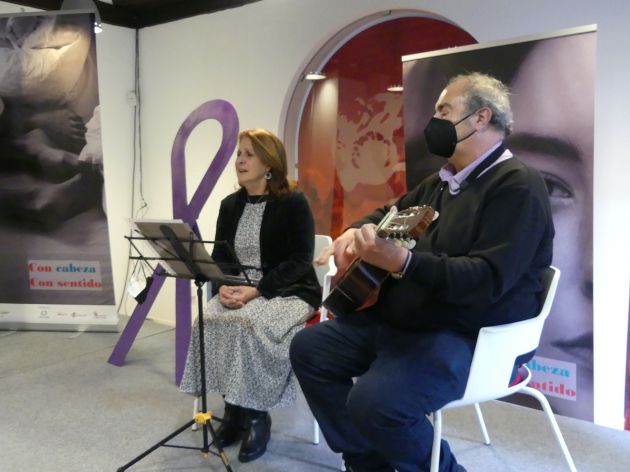 LLanos Monreal y Fernando Ortiz han iniciado el acto con la interpretación de la canción de Rozalen "La puerta violeta" LLanos Monreal y Fernando Ortiz han iniciado el acto con la interpretación de la canción de Rozalen "La puerta violeta"