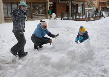 Una familia se divierte con la nieva Una familia se divierte con la nieva