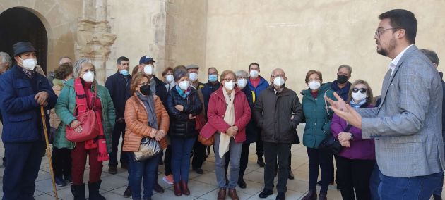Fran Lozano recibe a los turistas jiennenses en las ruinas de Santa Marïa de Cazorla Fran Lozano recibe a los turistas jiennenses en las ruinas de Santa Marïa de Cazorla