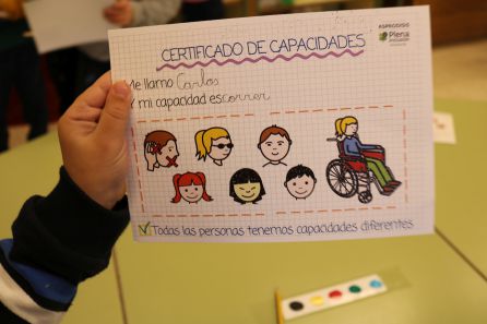 Un alumno muestra su 'certificado de capacidad' Un alumno muestra su 'certificado de capacidad'