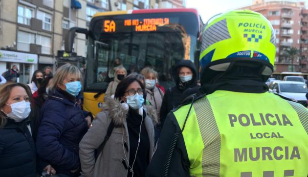Un agente de la Policía Local conversa con las usuarias de la línea de autobús 5A Un agente de la Policía Local conversa con las usuarias de la línea de autobús 5A