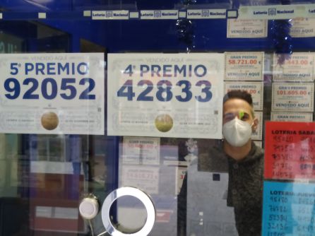Gregorio Cano, en huelga, tras la vitrina de 'El Racó de la Sort' después de vender un quinto y un cuarto premio Gregorio Cano, en huelga, tras la vitrina de 'El Racó de la Sort' después de vender un quinto y un cuarto premio