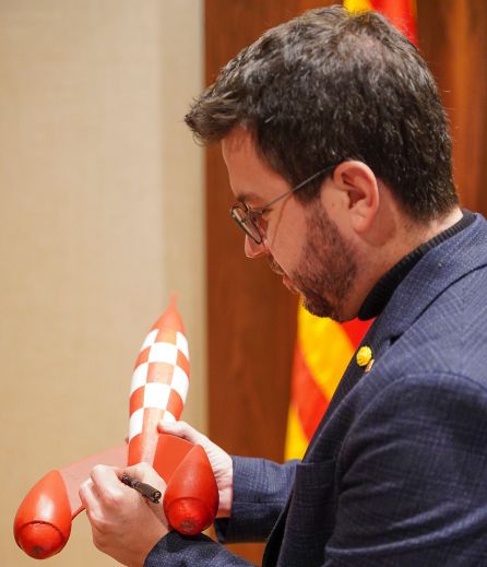 Pere Aragonès firma el objeto que cede para 'Cap nen sense joguina', el cohete de 'De la tierra a la luna' de Tintín Pere Aragonès firma el objeto que cede para 'Cap nen sense joguina', el cohete de 'De la tierra a la luna' de Tintín