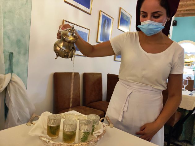 Houda, sirviendo el té con el que acompañamos el almuerzo Houda, sirviendo el té con el que acompañamos el almuerzo