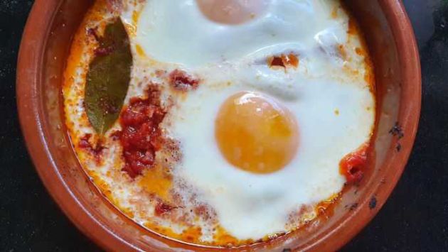 Tomaca fregida amb ou al forn Tomaca fregida amb ou al forn