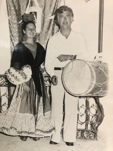 Luis Mañasco, muy joven, con su tambor rociero y su iseparable esposa, María Belizón Luis Mañasco, muy joven, con su tambor rociero y su iseparable esposa, María Belizón